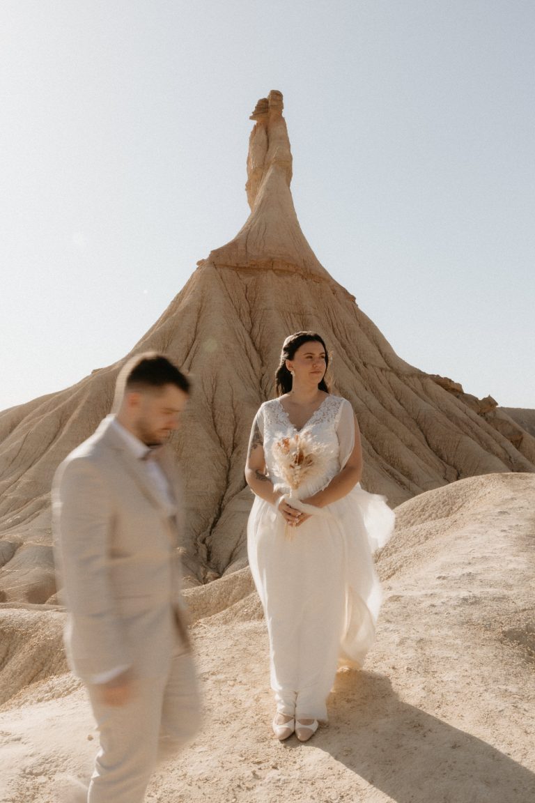 Un couple a choisi le désert des Bardenas en Espagne pour célébrer leur mariage. Ils sont accompagnés par par Lesley Sanchez, photographe Landes.